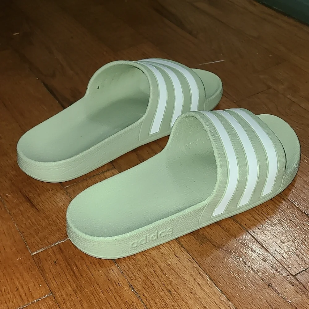 Adidas‎ Light Green Slide Sandals Mens 6 Womens 7